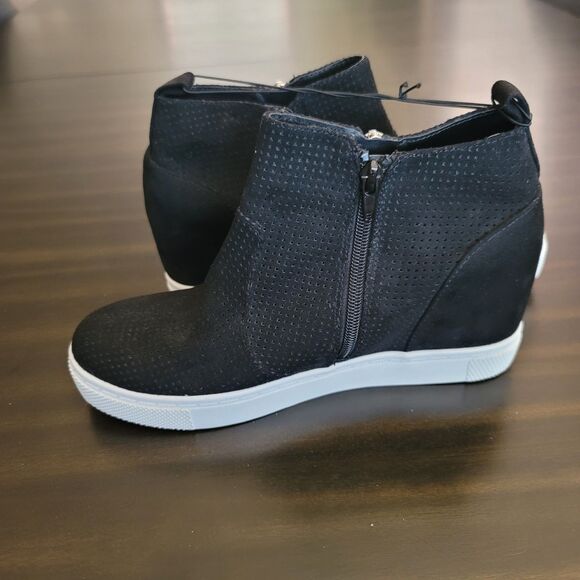 Seven Dials Black Hidden Wedge Perforated Microsuede Sneaker Wedge Size 8.5 New - Picture 3 of 10
